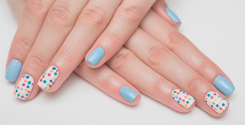 esmalte permanente uñas azules decoradas